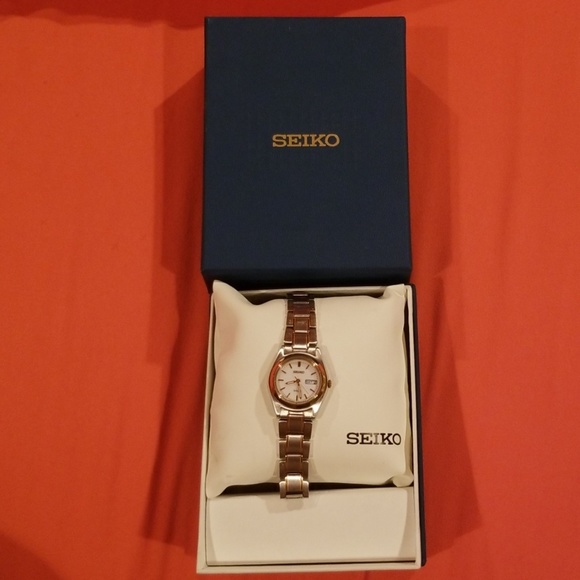 seiko analog quartz solar watch